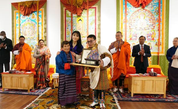 རྒྱལ་ཁབ་ཀྱི་ས་གནས་ཚུ་ནང་ཡོད་པའི་ རང་ལུགས་ཀྱི་ ལམ་སྲོལ་དང་རྒྱབ་ཁུངས་ གནས་སྟངས་ཚུ་གི་བཅུད་བསྡུས།